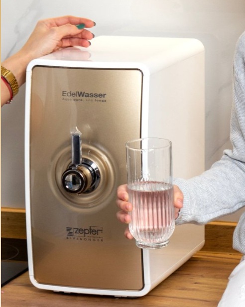 aparat filtrare apă auriu