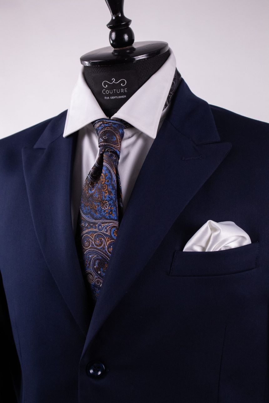 stativ de prezentare cu sacou bleumarin cămașă albă și cravată color