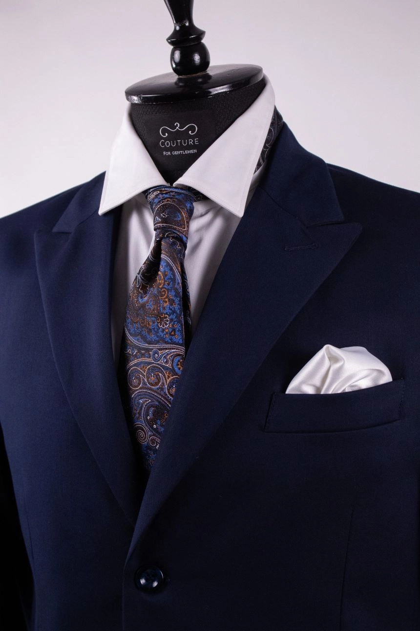 stativ de prezentare cu sacou bleumarin cămașă albă și cravată color