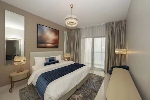 dormitor luminos cu pat matrimonial