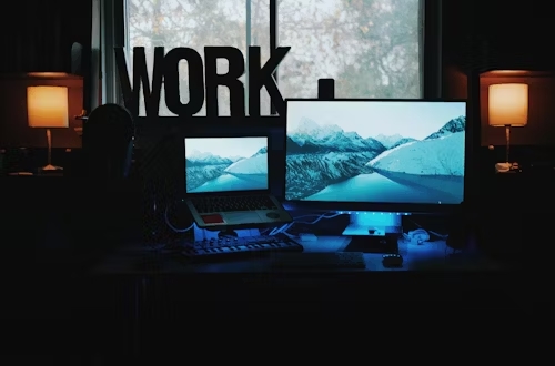 ecrane pc în întuneric geam mare
