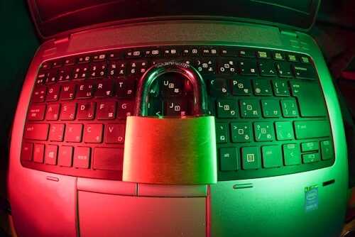 tastatura laptop si lacăt