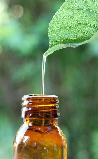 sticluță cosmetice în care curge sevă de pe frunză