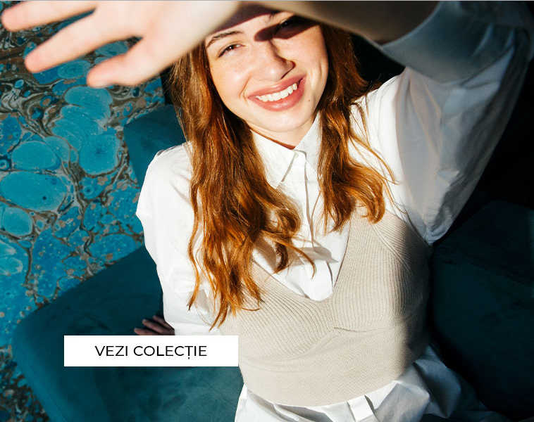 femeie blondă se uită și se ferește cu mâna de soare