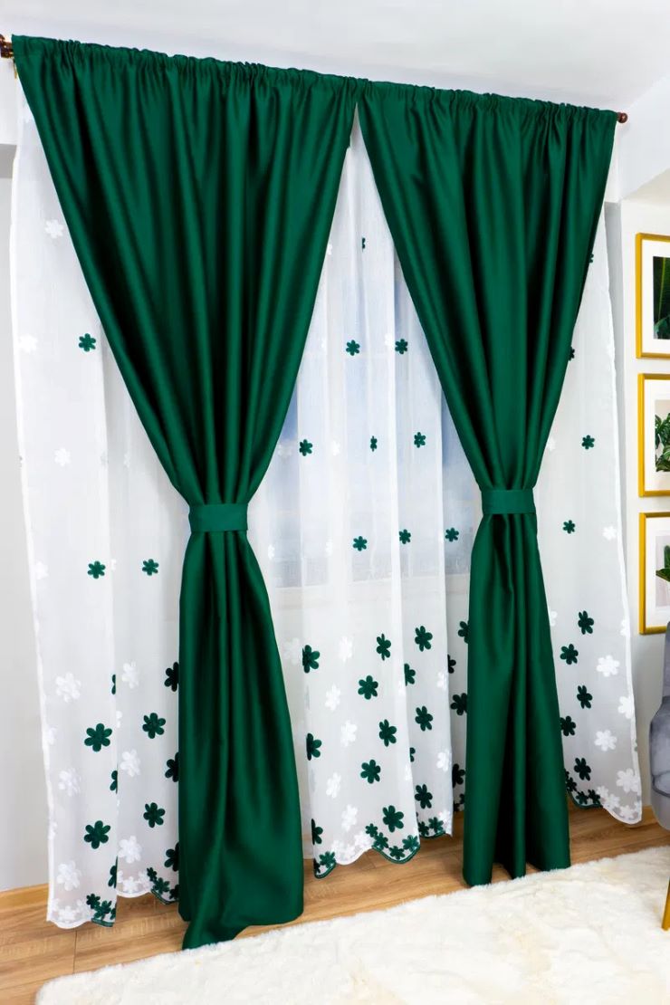 set perdea albă cu draperie verde asortată