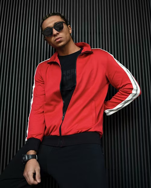 bărbat cu ochelari soare în bluză roșie de trening