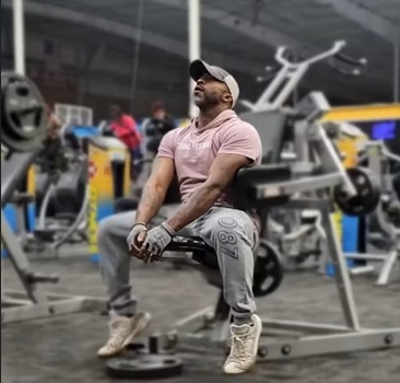 bărbat în tricou roz în sala de forță