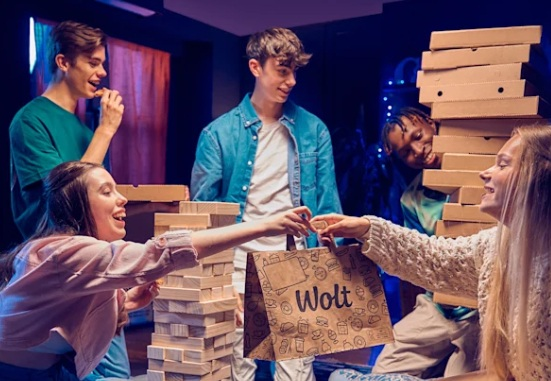 doi băieți și două fete jenga cutii pizza petrecere