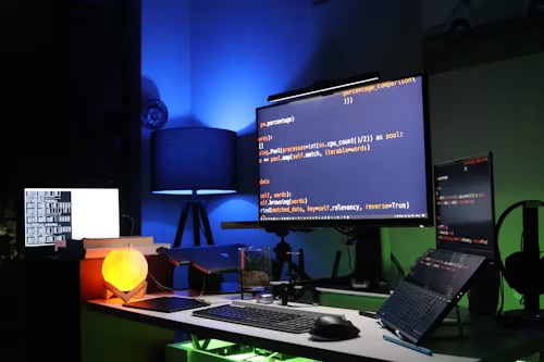 birou cu mai multe gadgeturi pc și altele