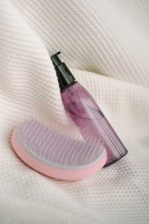 sticluță șampon mov și perie păr roz