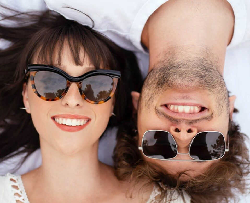 femeie si bărbat cu ochelari de soare