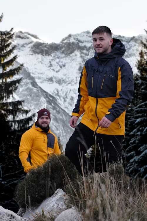 doi barbati in padure cu geci galbene