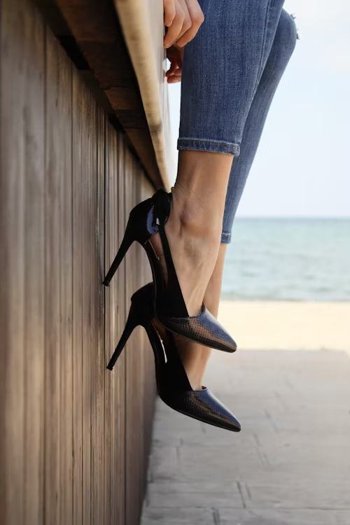 picioare femeie în blugi și pantofi eleganți
