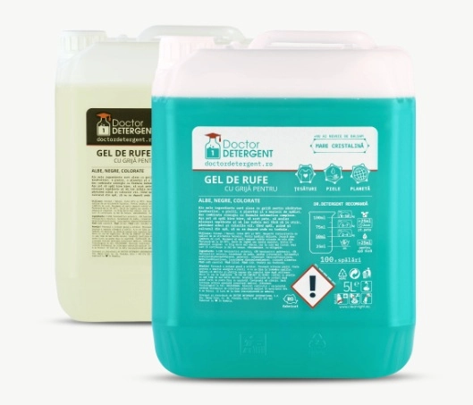 două recipiente de detergent unul verde unul semi transparent