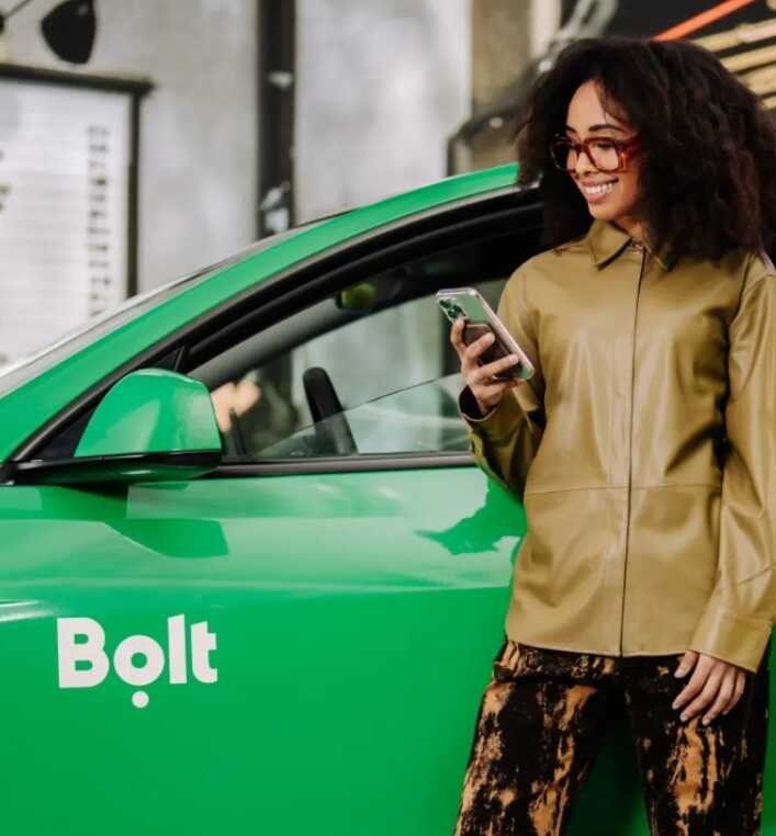 mașină verde ride-sharing femeie cu păr creț bogat