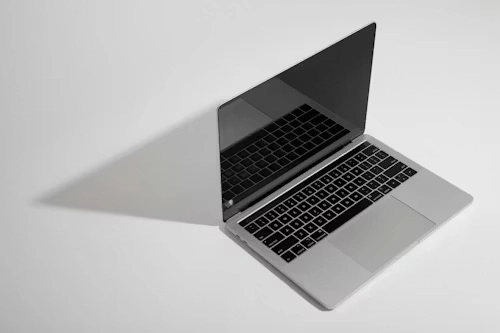 laptop deschis pe o suprafață albă