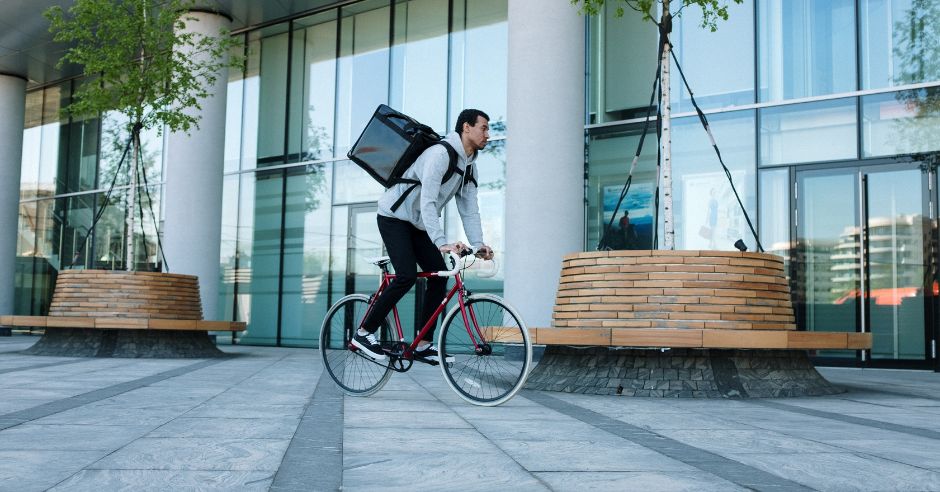 barbat-curier-geanta-bicicleta