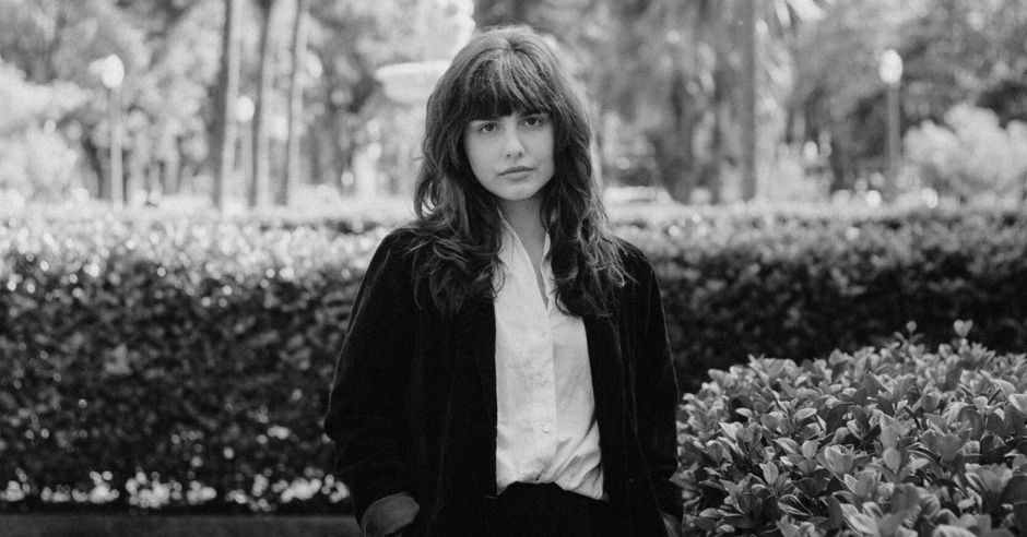 femeie-camasa-alb-negru