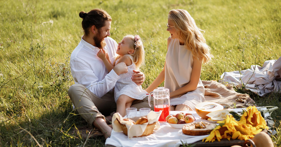 familie la iarba verde la picnic