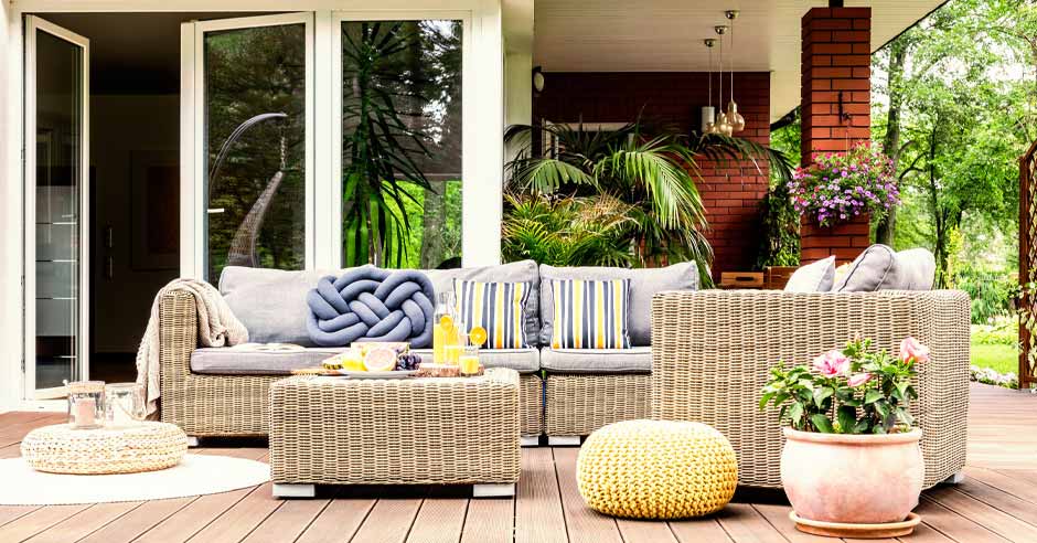 terasă-mobilier-gri-împletit-plante-în-ghiveci