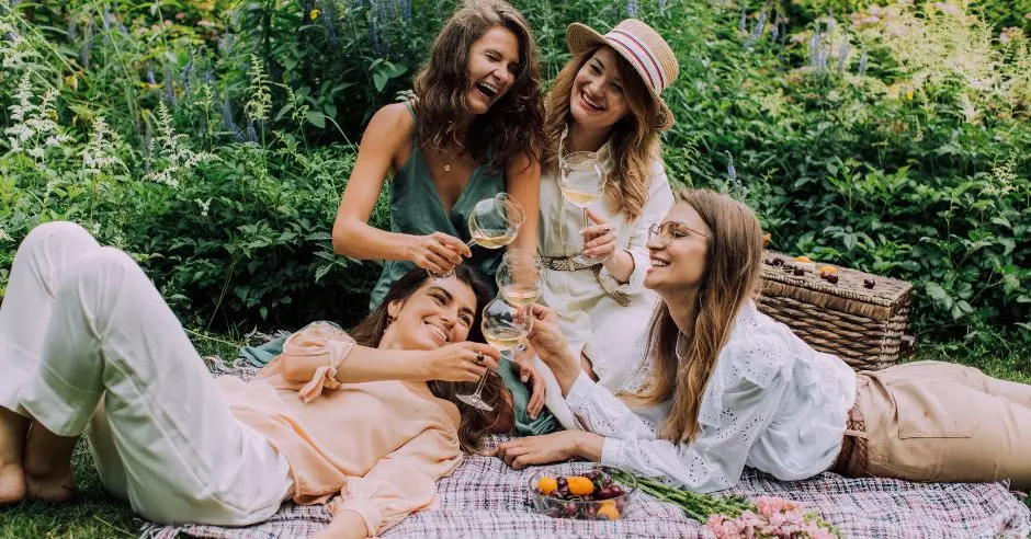 femei-iarba-picnic