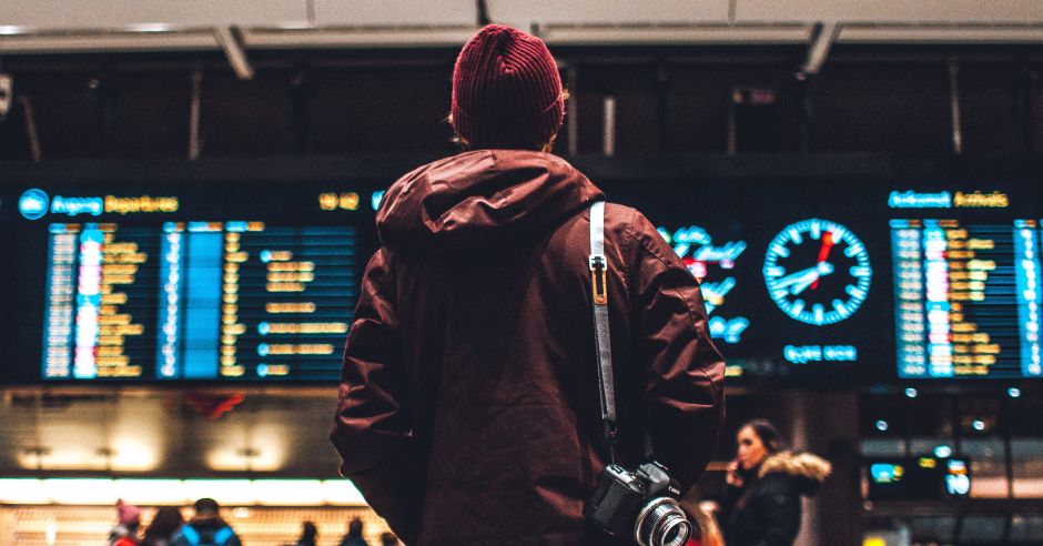 barbat in aeroport
