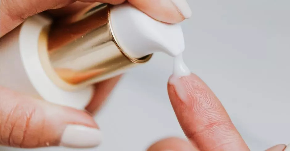 femeie crema fata